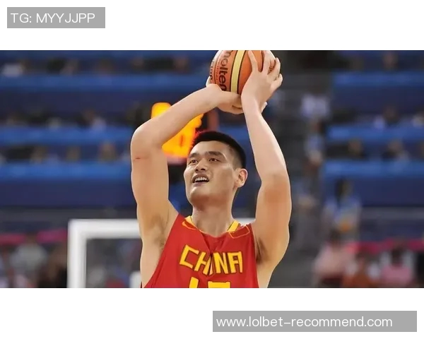 姚明在赛场上的经典瞬间滑翔上篮展现了他的卓越技巧与力量结合的完美演绎