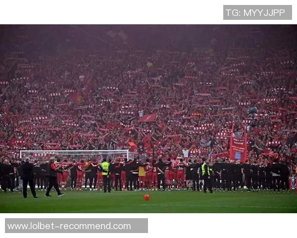 欧联杯激战：利物浦逆转曼联6-2补时争议进球引发全场狂欢