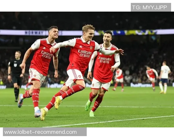 世界杯精彩对决阿森纳与巴黎圣日耳曼握手言和引发全场热议